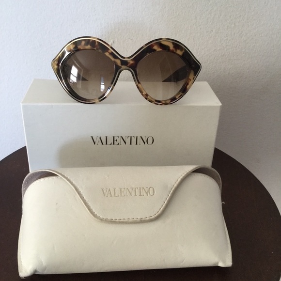 Lips Luxury‎ Valentino sunglasses main image 6